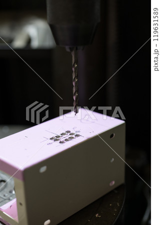 ボール盤で操作ボックスの穴あけ加工 119631589