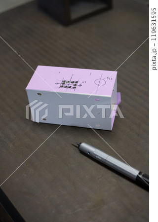 ルーターでバリ取りをしている所 ルーターでバリ取りをしている所 119631595