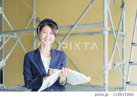 建設現場で図面を見る女性ビジネスマン(スーツ・工事・現場監督) 建設現場で図面を見る女性ビジネスマン(スーツ・工事・現場監督) 119631868