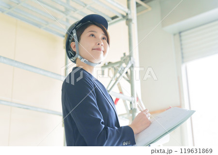 建設現場で図面を見る女性ビジネスマン(スーツ・工事・現場監督) 建設現場で図面を見る女性ビジネスマン(スーツ・工事・現場監督) 119631869