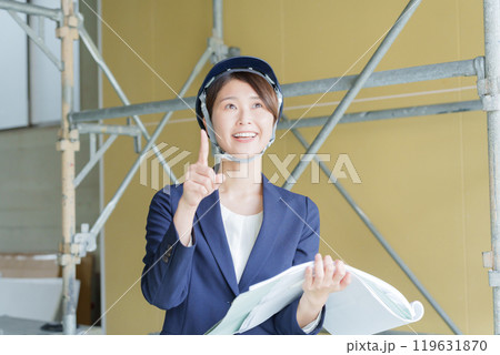 建設現場で図面を見る女性ビジネスマン(スーツ・工事・現場監督) 建設現場で図面を見る女性ビジネスマン(スーツ・工事・現場監督) 119631870