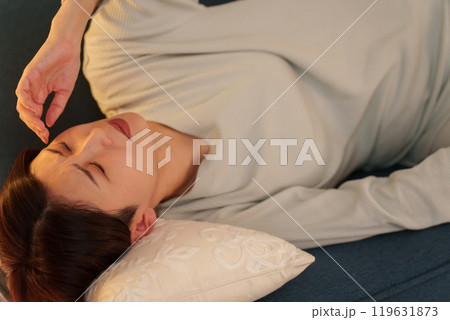 夜に体調不良の女性 夜に体調不良の女性 119631873