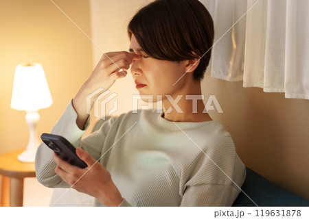 スマホ老眼の女性 119631878