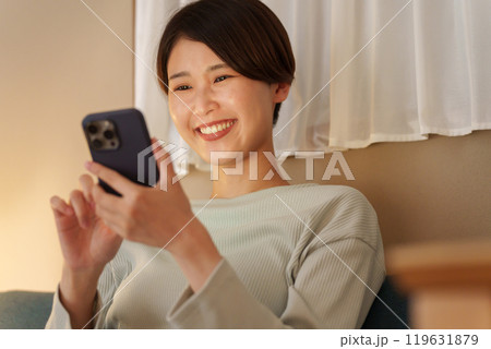 夜スマホを見る女性 119631879