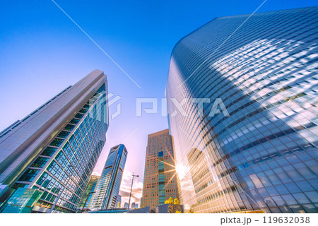 日本の東京都市景観 電車や汐留のオフィス街、汐留駅、麻布台ヒルズなどを望む。希望の光＝27日 119632038