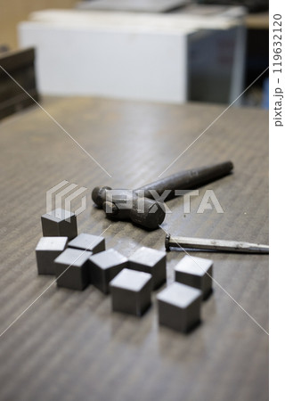 穴を開ける為にポンチとハンマーで位置を決めている所 119632120