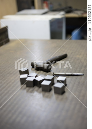 穴を開ける為にポンチとハンマーで位置を決めている所 119632121
