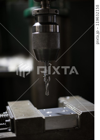 ボール盤で穴開け加工をしている所 ボール盤で穴開け加工をしている所 119632158