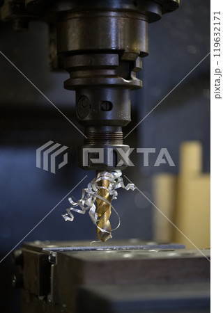 マシニングセンターで切削加工をしている所 119632171