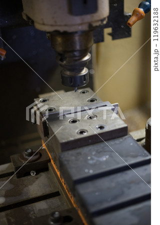 マシニングセンターで部品加工をしている作業風景 119632188