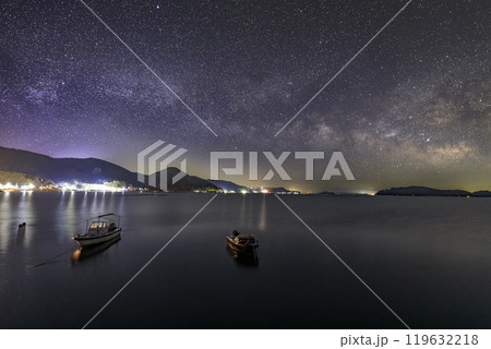 瀬戸内の冬の星景色 漁港の空に流れる天の川 瀬戸内の冬の星景色 漁港の空に流れる天の川 119632218