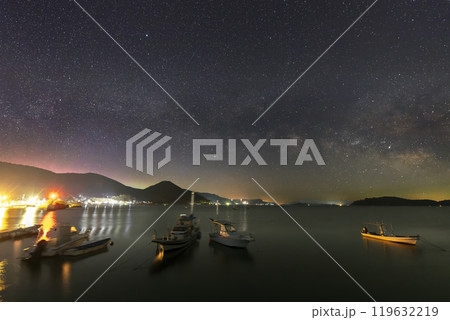 瀬戸内の冬の星景色 漁港の空に流れる天の川 瀬戸内の冬の星景色 漁港の空に流れる天の川 119632219