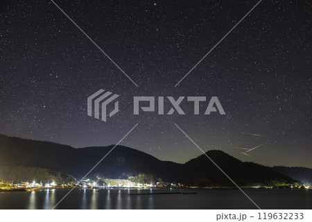 瀬戸内の冬の星景　昇る白鳥座とスターリンクの舞 119632233