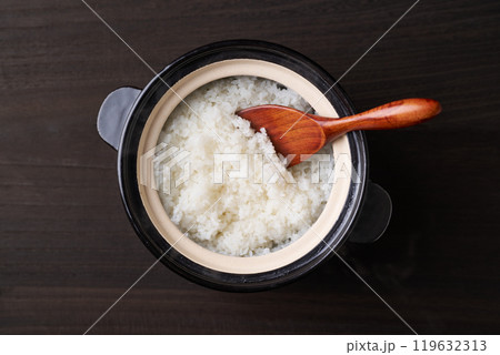 土鍋で炊いた炊きたてのご飯 119632313