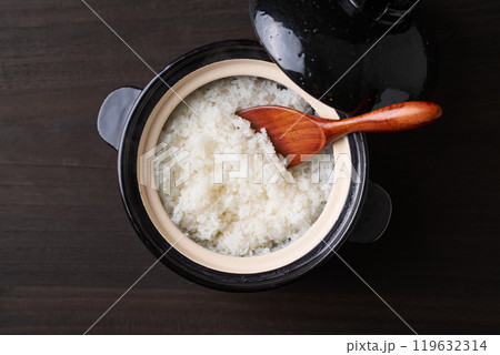土鍋で炊いた炊きたてのご飯 119632314