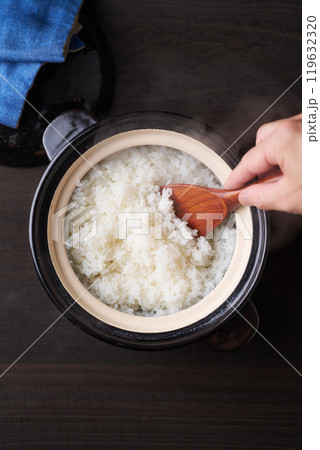 土鍋で炊いた炊きたてのご飯 119632320