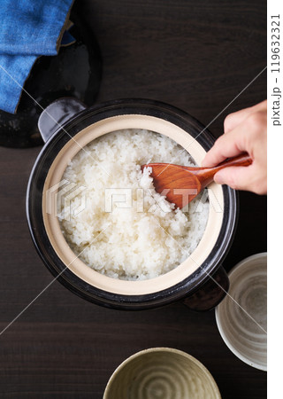 土鍋で炊いた炊きたてのご飯 119632321