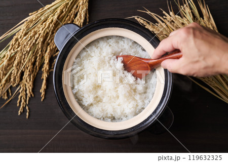 土鍋で炊いた炊きたてのご飯 土鍋で炊いた炊きたてのご飯 119632325