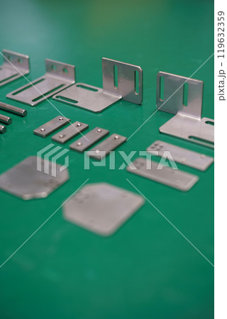 製作されたステンレスの部品 製作されたステンレスの部品 119632359