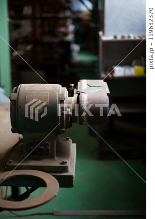 切断後のバリをとる機械 119632370