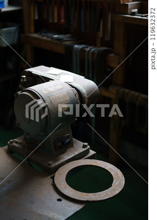 切断後のバリをとる機械 119632372