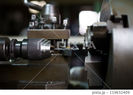 旋盤で穴あけ加工をしている所 旋盤で穴あけ加工をしている所 119632409