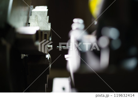 旋盤で穴あけ加工をしている所 119632414