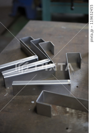 ステンレス部品を溶接作業 119632455