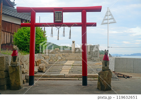 鞆の浦鞆港陸奥稲荷神社の赤鳥居-1 119632651