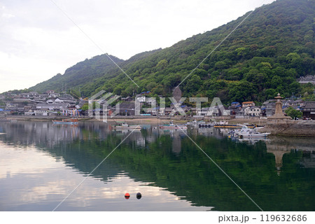 鞆の浦鞆港波止より常夜燈を望む 119632686