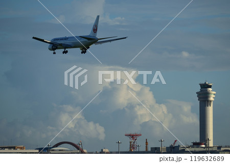羽田空港に着陸する飛行機 羽田空港に着陸する飛行機 119632689