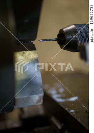 旋盤で穴あけ加工 119632758