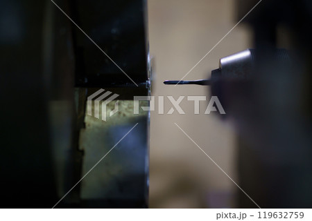 旋盤で穴あけ加工 119632759