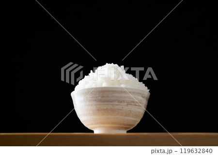 茶碗に盛り付けた大盛りのご飯 119632840