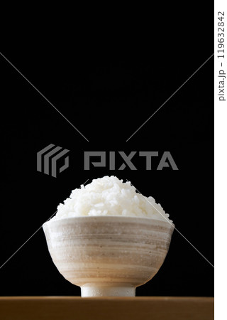 茶碗に盛り付けた大盛りのご飯 茶碗に盛り付けた大盛りのご飯 119632842