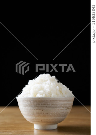 茶碗に盛り付けた大盛りのご飯 119632843
