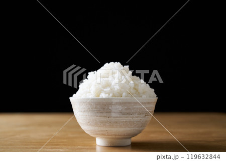 茶碗に盛り付けた大盛りのご飯 119632844