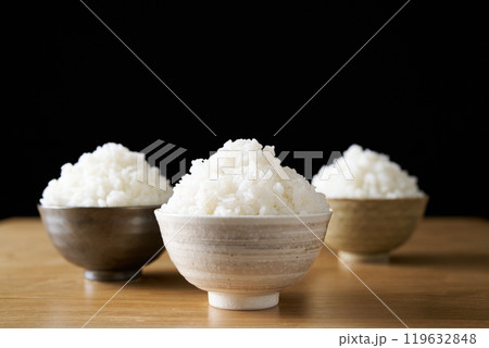 茶碗に盛り付けた大盛りのご飯 119632848
