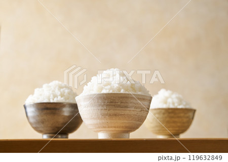 茶碗に盛り付けた大盛りのご飯 119632849