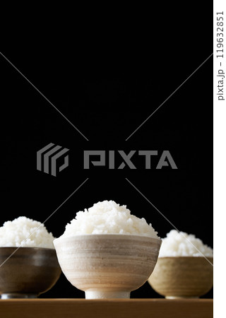 茶碗に盛り付けた大盛りのご飯 119632851