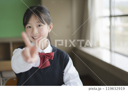 ピースサインをする笑顔の日本人女子中学生 119632919