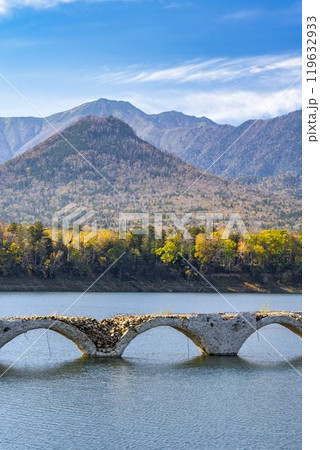秋晴れの日の旧国鉄士幌線タウシュベツ川橋梁　北海道上士幌町 119632933