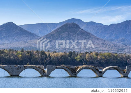 秋晴れの日の旧国鉄士幌線タウシュベツ川橋梁　北海道上士幌町 119632935