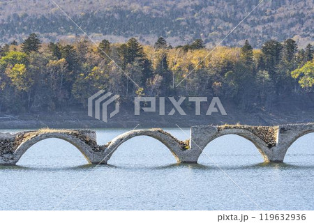秋晴れの日の旧国鉄士幌線タウシュベツ川橋梁　北海道上士幌町 119632936