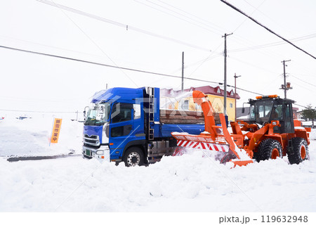 ロータリー除雪車による排雪作業 119632948