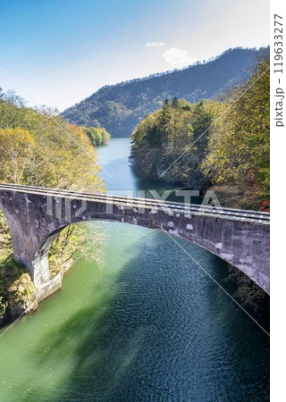 秋晴れの日の泉翠橋からみた士幌線第三音更川橋梁跡　俯瞰　北海道上士幌町 119633277