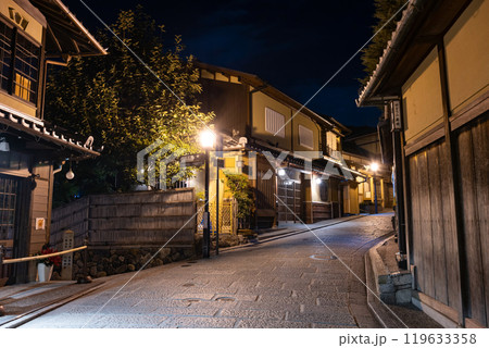 京都祇園の夜景(産寧坂) 京都祇園の夜景(産寧坂) 119633358
