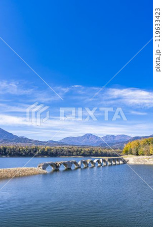 秋晴れの日の旧国鉄士幌線タウシュベツ川橋梁　北海道上士幌町 119633423