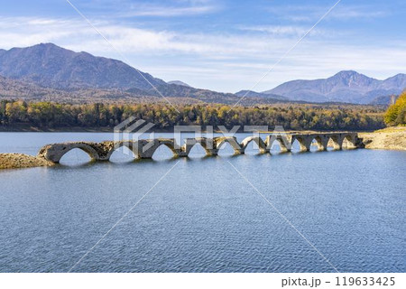 秋晴れの日の旧国鉄士幌線タウシュベツ川橋梁 北海道上士幌町 秋晴れの日の旧国鉄士幌線タウシュベツ川橋梁 北海道上士幌町 119633425