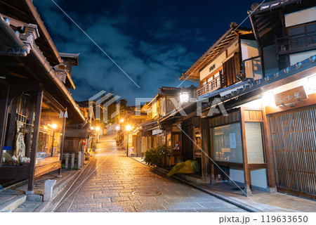 京都祇園の夜景(二寧坂) 119633650